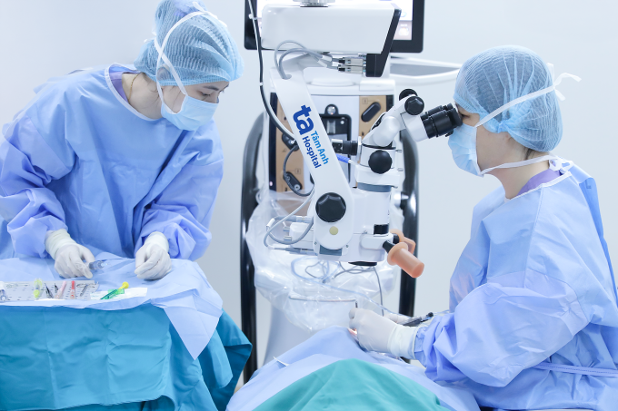 Bác sĩ phẫu thuật đục thủy tinh thể mắt trái cho người bệnh. Ảnh: Bệnh viện Đa khoa Tâm Anh