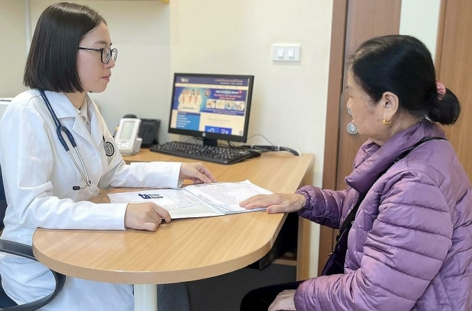 Bác sĩ Ngọc Anh khám cho bà Nghiệp. Ảnh: Bệnh viện Đa khoa Tâm Anh