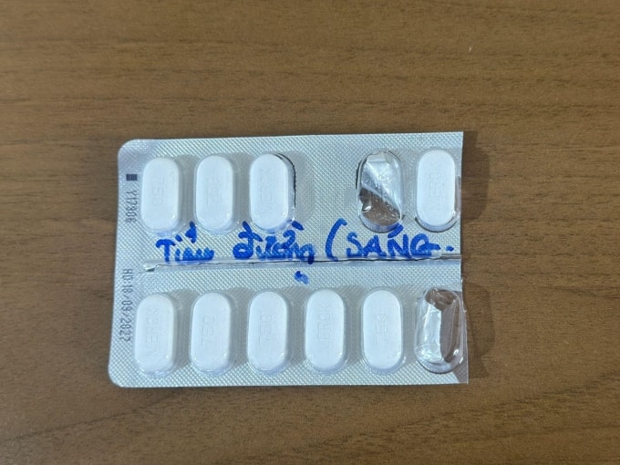 Viên thuốc điều trị hạ đường huyết mà bé Khang nuốt. Ảnh: Giản Đơn