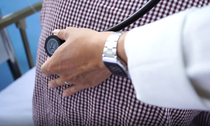 Bác sĩ thăm khám người bệnh. Ảnh: Bệnh viện cung cấp