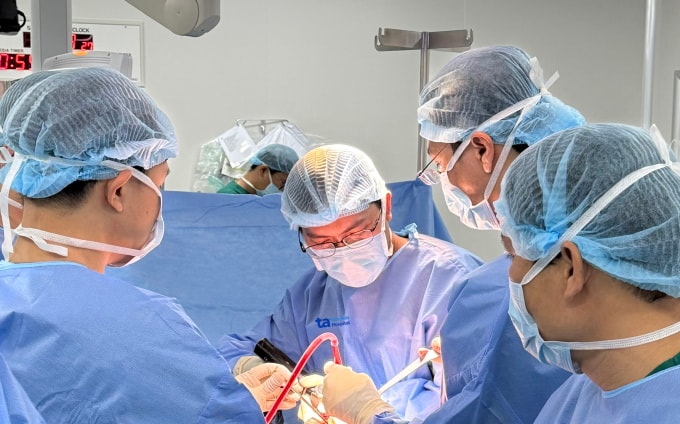 Bác sĩ Thành (giữa) thay khớp háng cho người bệnh cao tuổi. Ảnh minh họa: Bệnh viện Đa khoa Tâm Anh