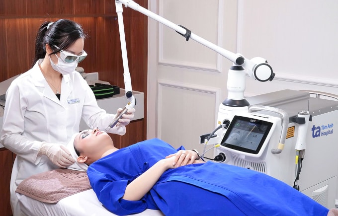 Bác sĩ Thủy đang điều trị các vấn đề liên quan đến sắc tố da bằng máy máy laser Fotona SP Dynamis. Ảnh minh họa: Bệnh viện Đa khoa Tâm Anh