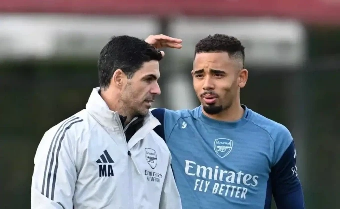 Gabriel Jesus nghe chỉ đạo từ HLV Arteta trong một buổi tập ở Arsenal tháng 11/2025. Ảnh: AFP