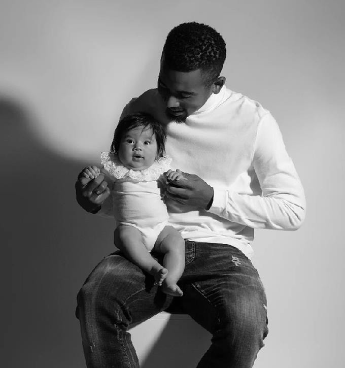 Gabriel với con gái lúc Helena 5 tháng tuổi. Ảnh: Instagram / Gabriel Jesus