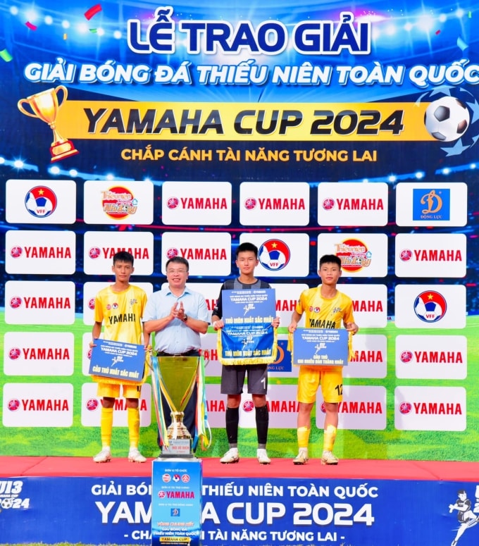 Thái Bá Bảo Hoàng (trái) nhận danh hiệu cầu thủ hay nhất giải U13 toàn quốc 2024. Ảnh: