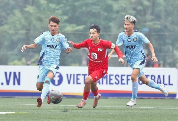 Cầu thủ Hoài Đức FC Thái Bá Bảo Hoàng (trái) thi đấu trong trận thua PVF 0-2 ở lượt 7 bảng A vòng loại U19 Quốc gia 2025-2026, trên sân bóng thuộc Trung tâm đào tạo bóng đá trẻ Viettel ngày 29/12/2025. Ảnh: PVF