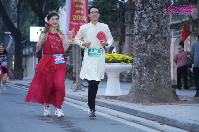 Hai runner trên đường chạy Vietnam International Half Marathon tại Hà Nội ngày 1/1/2026. Ảnh: Vietnam International Half Marathon