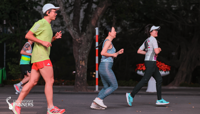 Một nhóm runner chạy tại Hồ Gươm, Hà Nội. Ảnh: Long Distance Runners