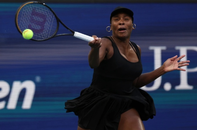 Venus Williams đánh trả bóng trong trận tứ kết đôi nữ tại Mỹ Mở rộng ở New York ngày 2/9/2025. Ảnh: AP