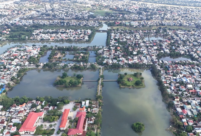 Hệ sông Ngự Hà và hồ Tịnh Tâm bên trong Kinh thành Huế. Ảnh: Võ Thạnh