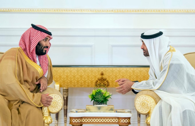 Thái tử Arab Saudi Mohammed bin Salman (trái) gặp Thái tử UAE Mohamed bin Zayed al-Nahyan tại Abu Dhabi tháng 11/2018. Ảnh: AFP