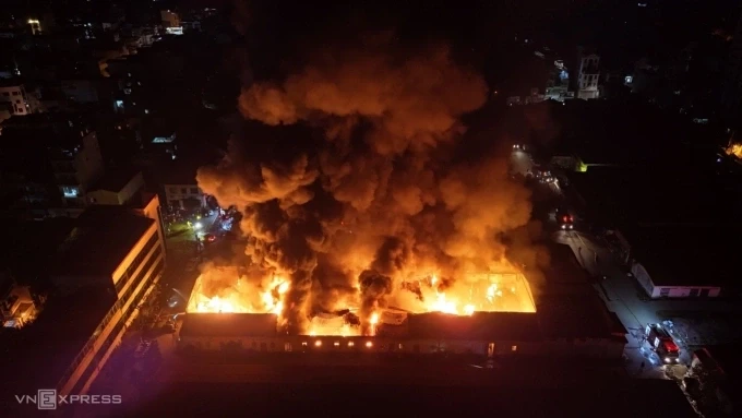 Xưởng giấy, tinh dầu ở Hà Nội cháy ngùn ngụt trong đêm 19/7/2025. Ảnh: Nguyễn Long