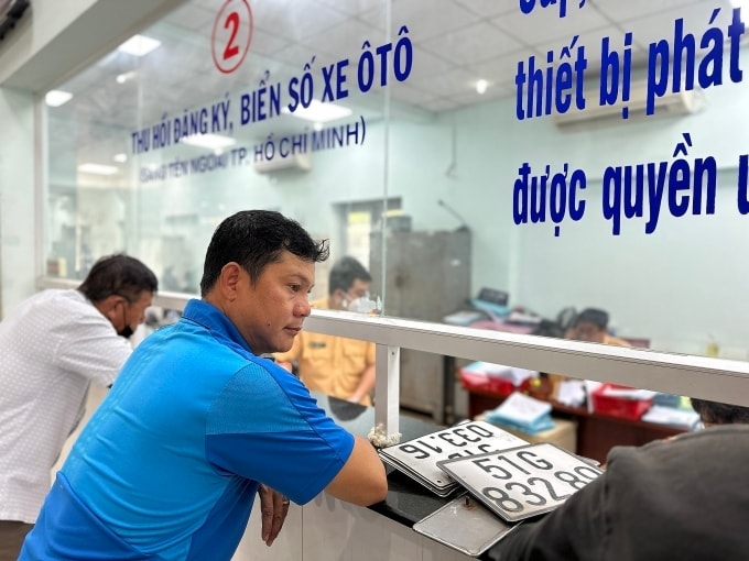Người dân làm thủ tục đăng ký xe tại Đội Đăng ký, quản lý phương tiện giao thông cơ giới đường bộ ở quận Bình Thạnh, TP HCM. Ảnh: Phạm Trung