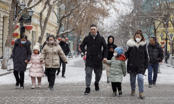 Các gia đình Trung Quốc trên một tuyến phố đi bộ ở Cáp Nhĩ Tân, tỉnh Hắc Long Giang, hồi năm 2023. Ảnh: Reuters