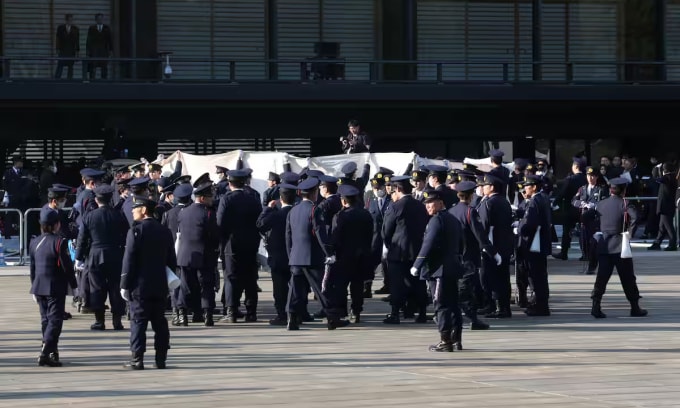 Cảnh sát, cận vệ hoàng gia Nhật Bản áp giải người đàn ông gây rối tại lễ phát biểu của Nhật Hoàng ngày 2/1. Ảnh: Sankei