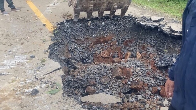 Hố sụt được công ty duy tu đường lấp lại sáng nay. Ảnh: Minh Anh