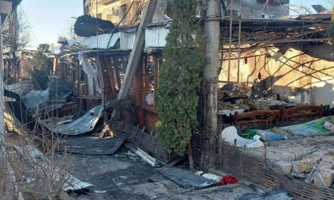 Một tòa nhà bị phá hủy sau cuộc tập kích bằng drone mà Nga cáo buộc là do Ukraine thực hiện tại làng Khorly thuộc vùng Kherson ngày 1/1. Ảnh: Reuters