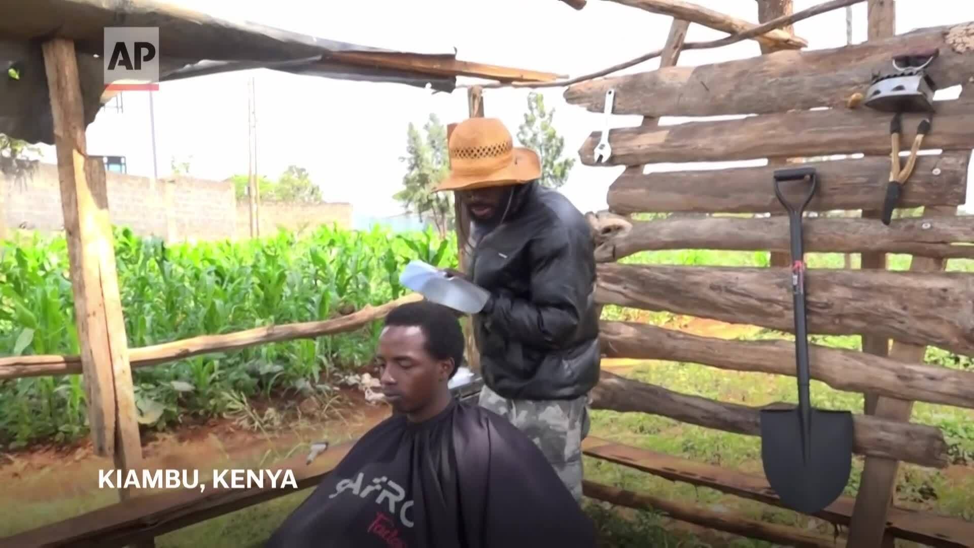 Thợ cắt tóc kiếm bộn tiền nhờ dùng xẻng và bàn là