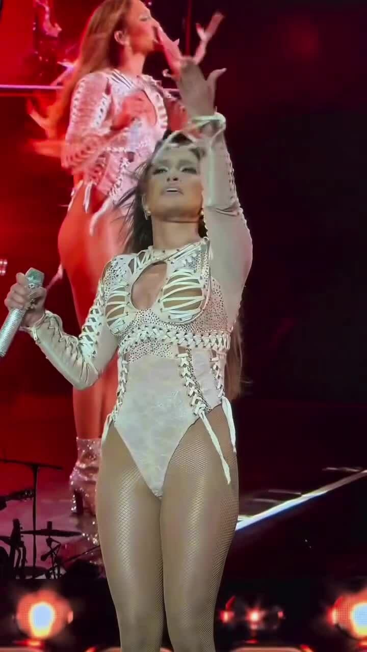 Trang phục biểu diễn của JLo