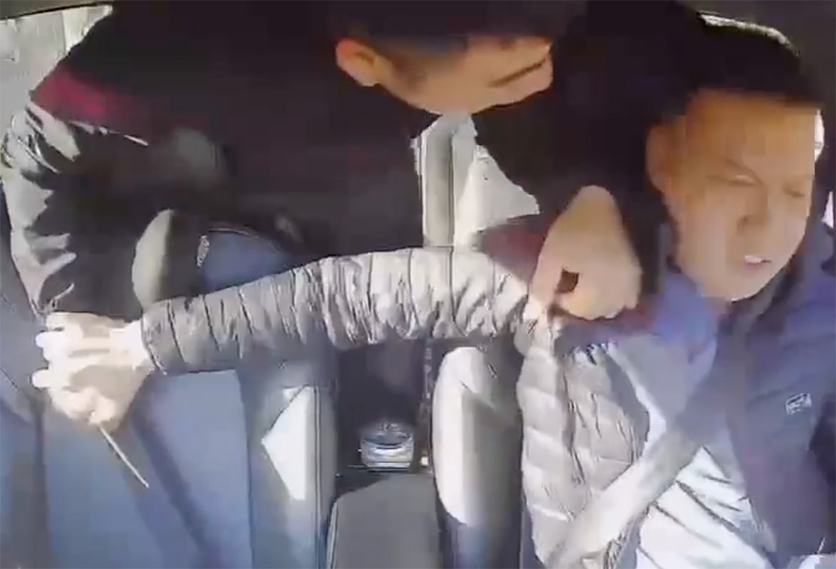 Đôi co về 'trình lái xe', tài xế bị khách cầm đũa đâm tới tấp vào mặt