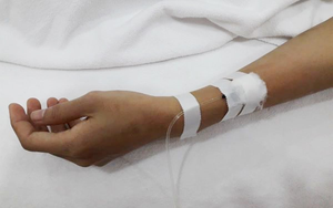 Bé trai 3 tuổi tử vong, 5 người nhà nhập viện nghi ngộ độc sau khi ăn trái cây, sữa chua- Ảnh 2.