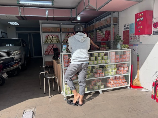 Thị trường pháo hoa Tết bắt đầu nóng, giá tăng 50.000 - 100.000 đồng/hộp - Ảnh 2.