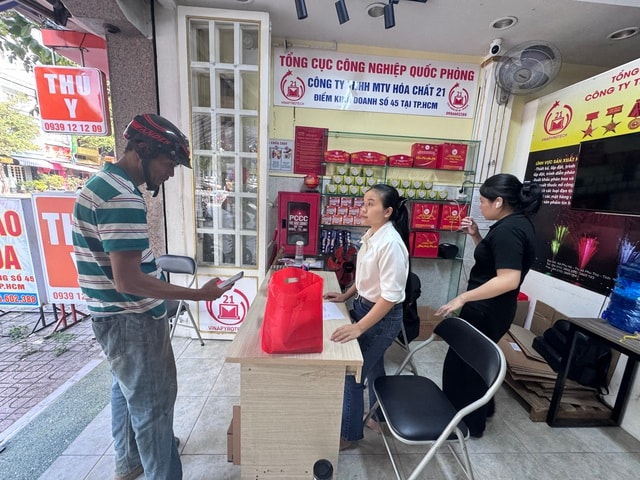 Thị trường pháo hoa Tết bắt đầu nóng, giá tăng 50.000 - 100.000 đồng/hộp - Ảnh 1.