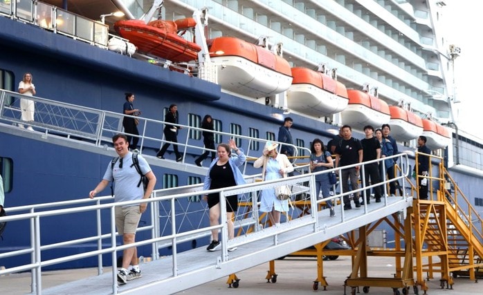 Khách du lịch Quảng Ninh đạt 380 . 000 Lượt trong ngày đầu năm mới 2026 - Ảnh 1. Khách du lịch Quảng Ninh đạt 380 . 000 Lượt trong ngày đầu năm mới 2026 - Ảnh 1.