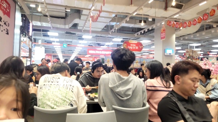 Người dân đổ về trung tâm thương mại vui chơi, mua sắm, xếp hàng dài thưởng thức ẩm thực - Ảnh 3.