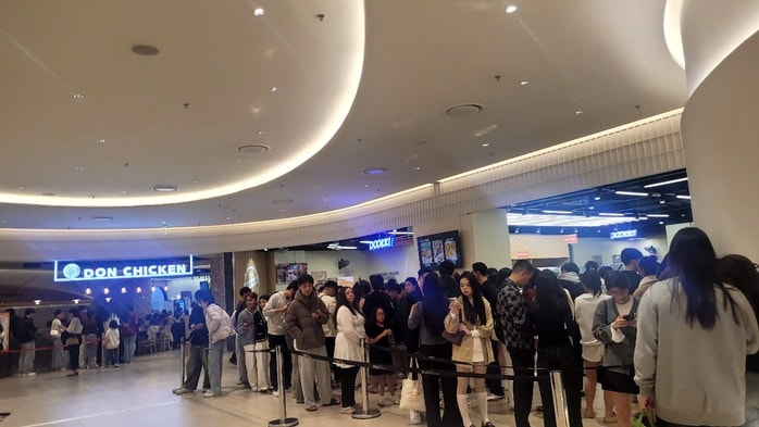 Người dân đổ về trung tâm thương mại vui chơi, mua sắm, xếp hàng dài thưởng thức ẩm thực - Ảnh 2.