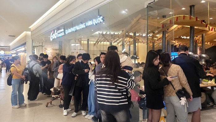 Người dân đổ về trung tâm thương mại vui chơi, mua sắm, xếp hàng dài thưởng thức ẩm thực - Ảnh 4.