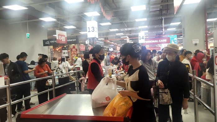 Người dân đổ về trung tâm thương mại vui chơi, mua sắm, xếp hàng dài thưởng thức ẩm thực - Ảnh 5.
