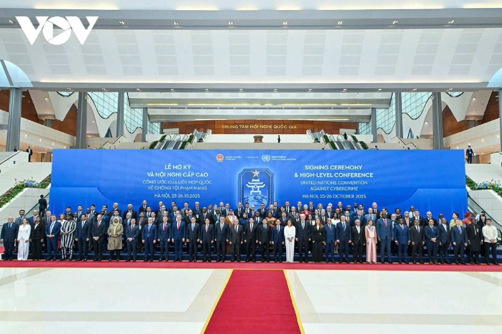 Chủ tịch nước Lương Cường, Tổng Thư ký Liên hợp quốc Antonio Guterres và các đại biểu tại Lễ mở ký Công ước Hà Nội.