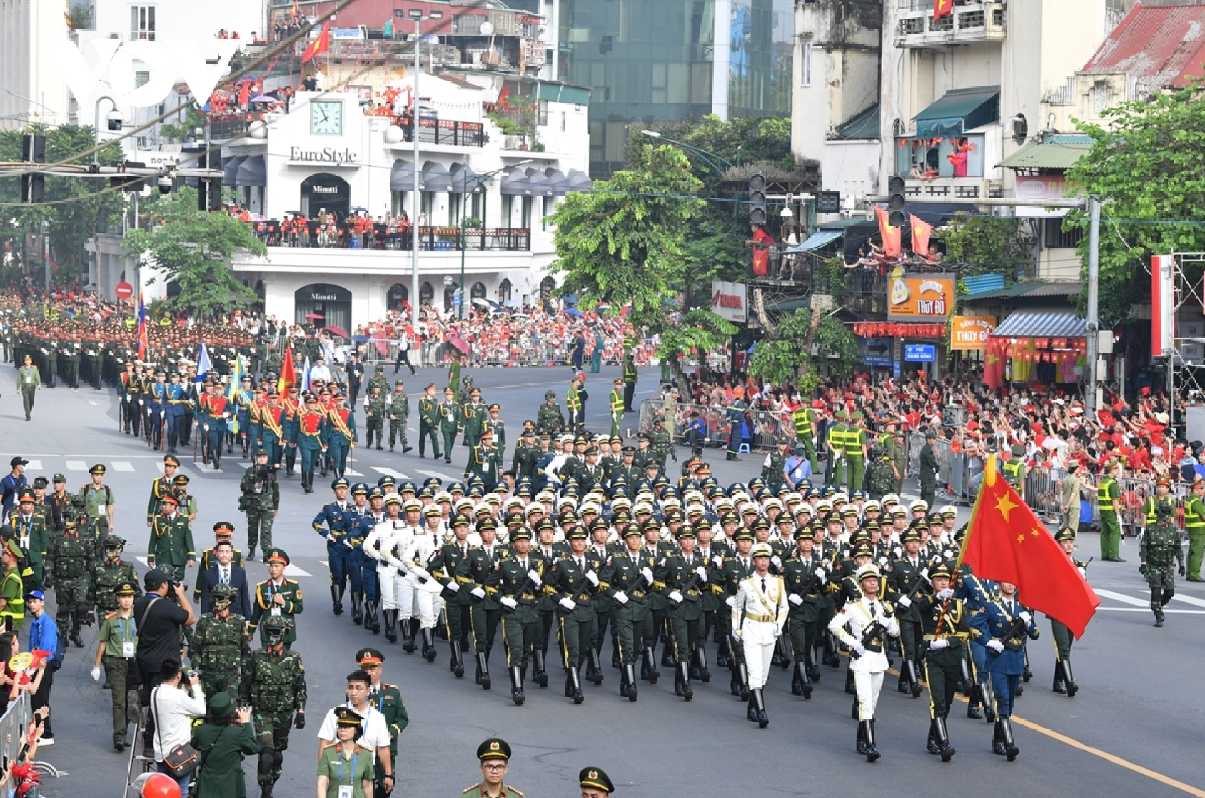 Người dân Việt Nam hân hoan chào đón các khối quân đội nước ngoài tham gia diễu binh trong ngày Quốc khánh 2/9.