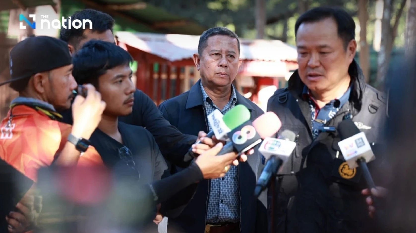 Thủ tướng lâm thời Thái Lan Anutin Charnvirakul trả lời báo giới ngày 2/1. (Ảnh: The Nation)