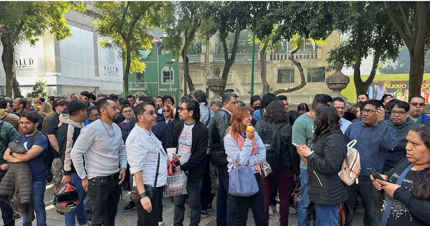 Người dân Mexico chạy ra đường khi động đất xảy ra. (Ảnh: Reuters)