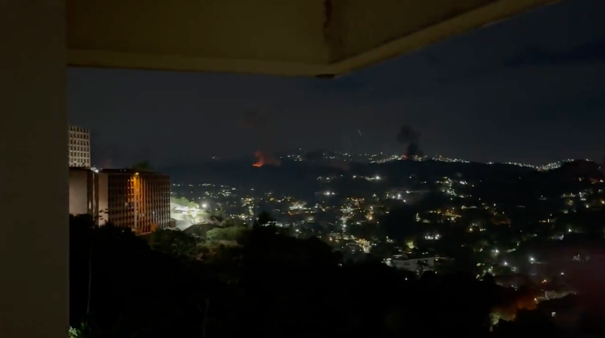 Cột khói lớn bốc lên từ phía thủ đô Venezuela. (Ảnh chụp màn hình)