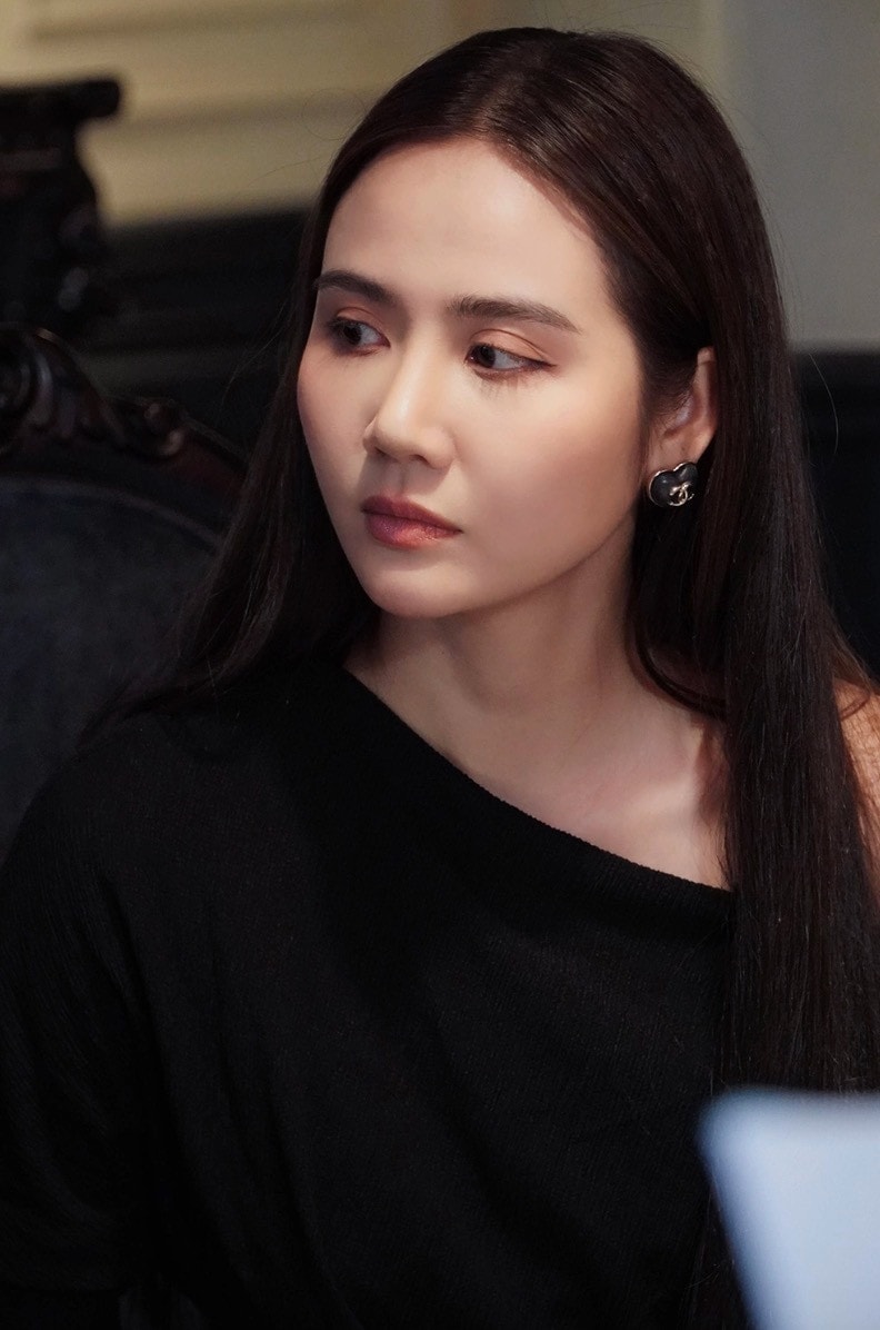 Tái xuất với vai nữ tổng tài đã có gia đình, Phan Minh Huyền ưu tiên những bộ đồ công sở kín đáo, màu trung tính, ít phụ kiện. Kiểu tóc, trang điểm của cô cũng hướng đến sự tối giản, sang trọng.