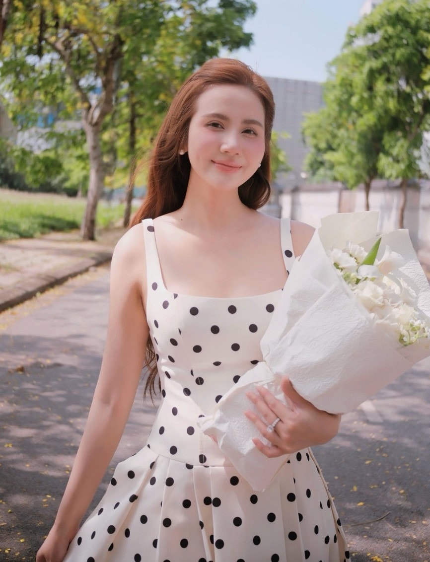 Phan Minh Huyền sinh năm 1990, thường được biết đến với cái tên Huyền Lizzie. Cô từng tham gia cuộc thi Miss Teen 2009 và là một trong những hot girl đời đầu ở Hà Nội.