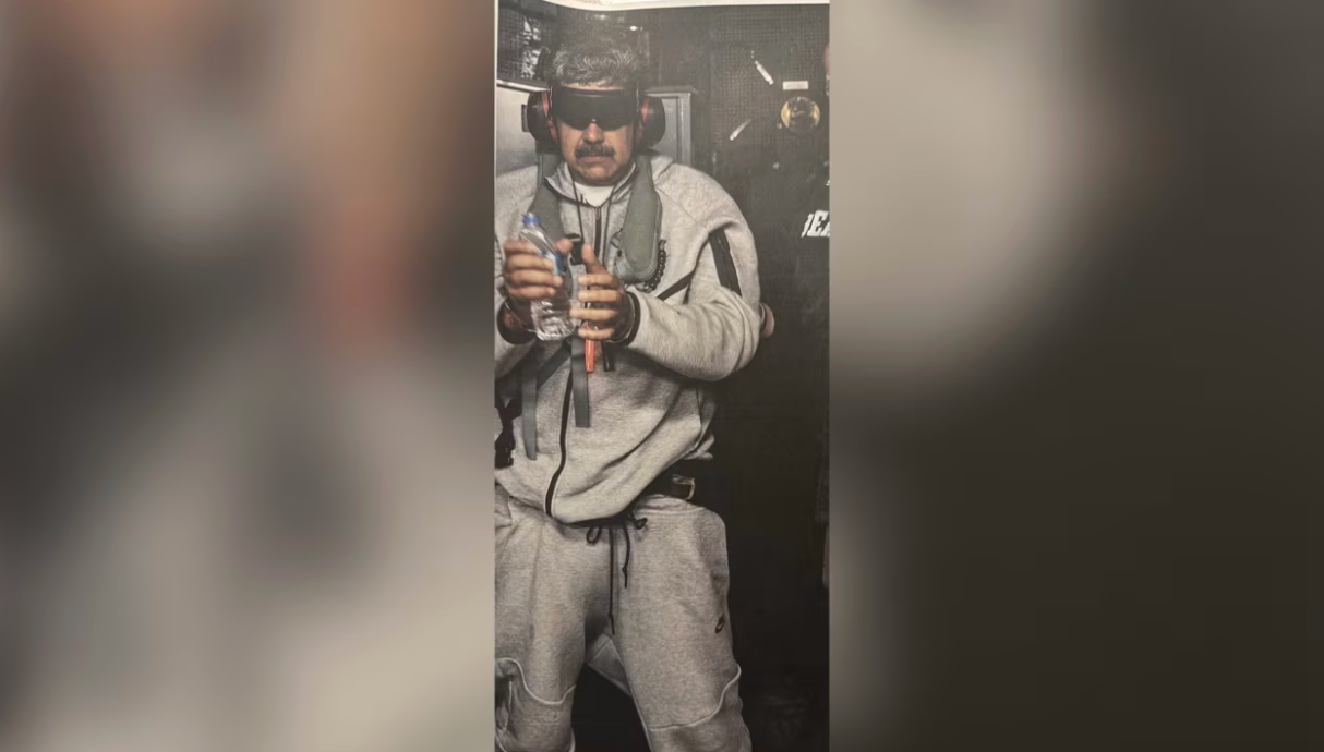 Hình ảnh ông Maduro trên tàu USS Iwo Jima.