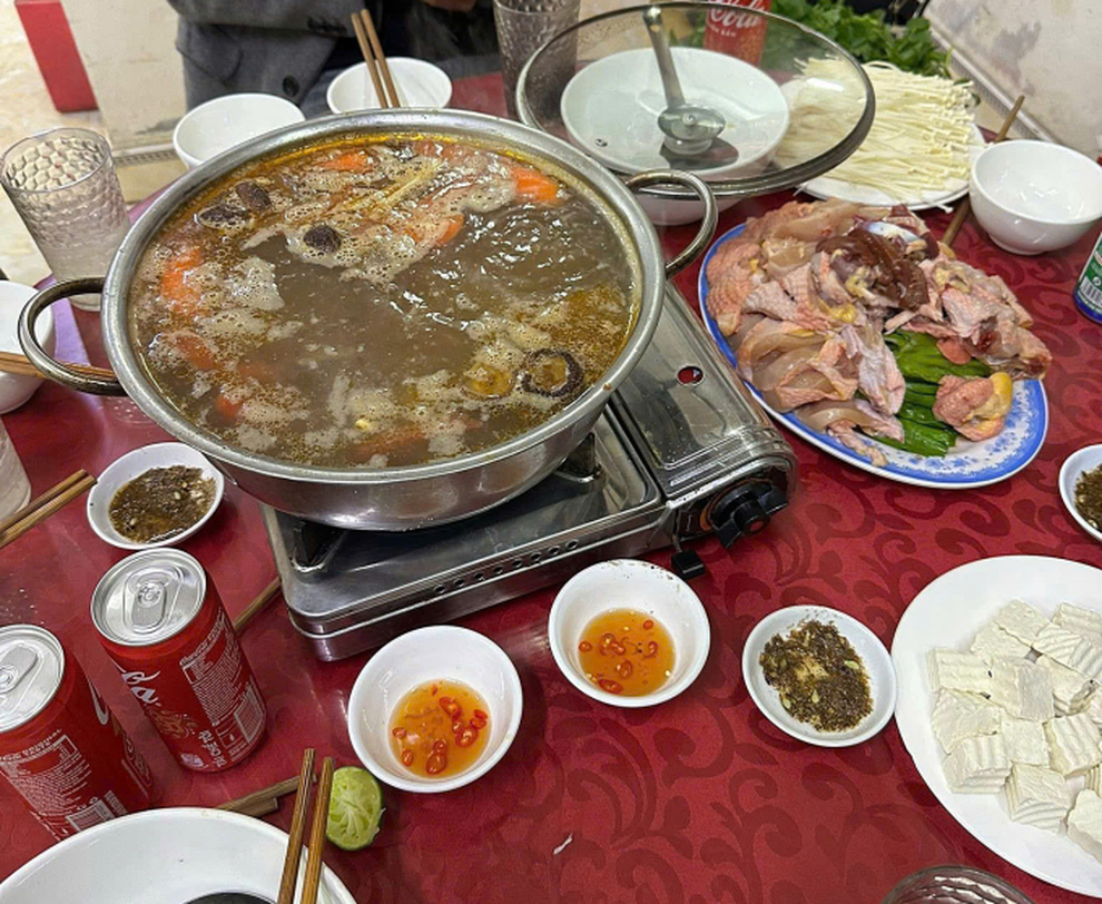 Khách bức xúc lẩu gà 1,2 triệu đồng ở Hà Giang, nhà hàng nói bị hiểu lầm - 1