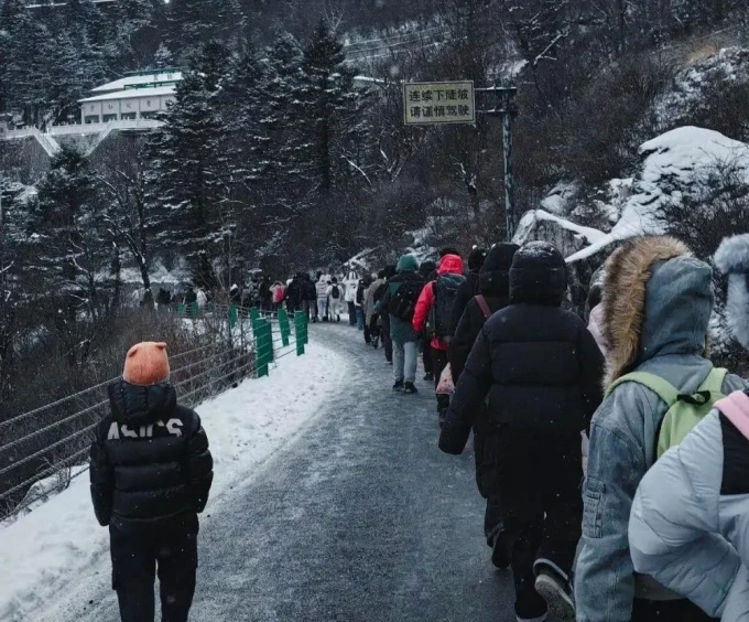 Tuyết rơi dày bất ngờ khiến hàng trăm người mắc kẹt trên đỉnh Thái Bạch Sơn. Ảnh: QQ