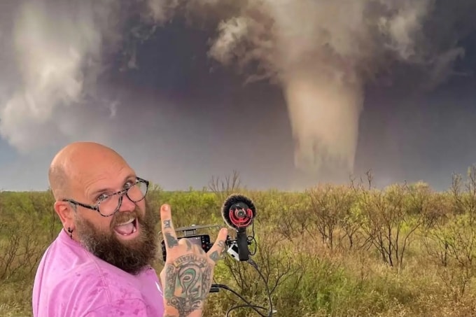 Edgar ONeil, một người săn bão chuyên nghiệp, đang trong lúc săn bão. Ảnh: Connor McCrorey