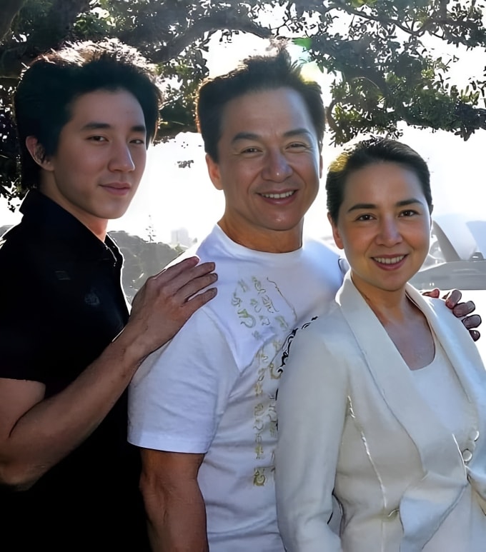 Thành Long, Lâm Phụng Kiều và Phòng Tổ Danh. Ảnh: QQ