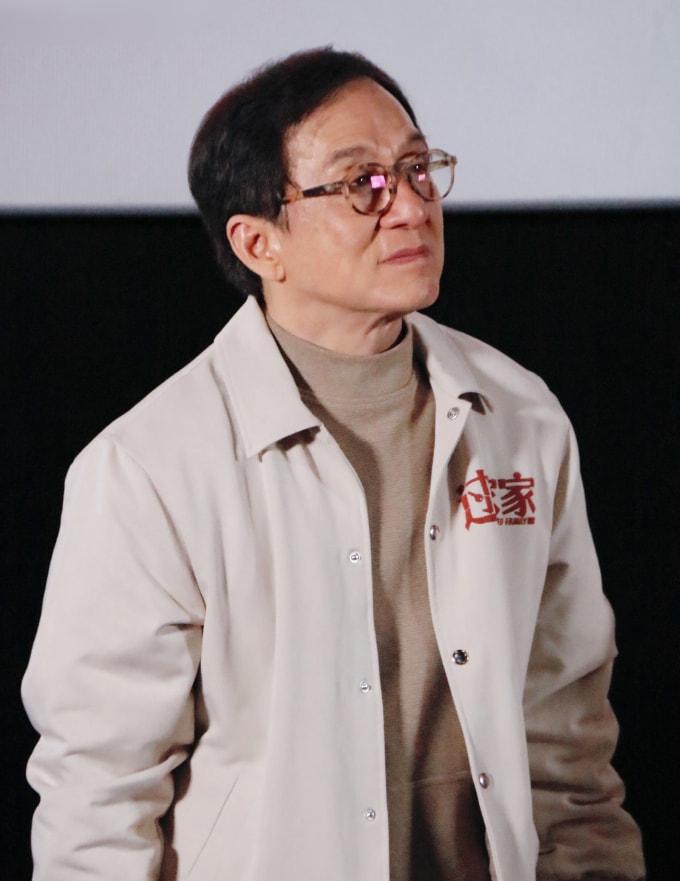 Thành Long, 72 tuổi, quảng bá phim về ứng xử trong gia đình. Ảnh: Mtime