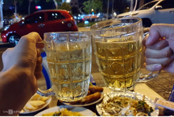 Lạm dụng bia gây hại sức khỏe. Ảnh: Thư Anh