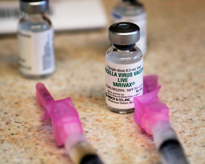 Vaccine MMRV được miễn phí tại Anh kể từ tháng 1. Ảnh: AP