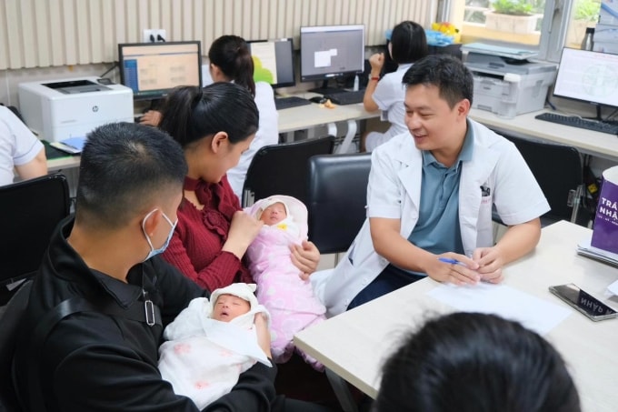 Bác sĩ Phương thăm hỏi mẹ và hai bé trước khi xuất viện. Ảnh: Bệnh viện cung cấp