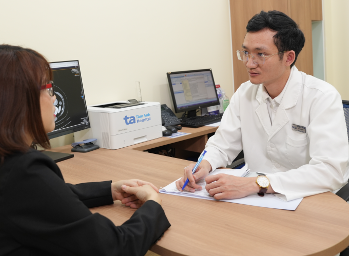 Bác sĩ Nam giải thích cho bệnh nhân về lồng ruột. Ảnh: Bệnh viện Đa khoa Tâm Anh