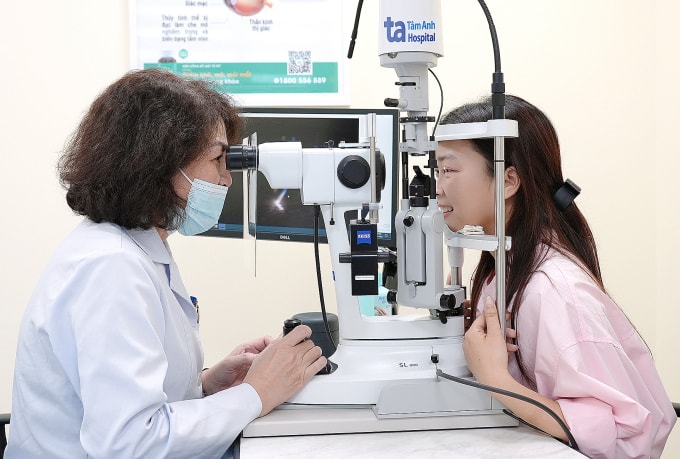 Bác sĩ kiểm tra mắt cho người bệnh. Ảnh minh họa: Bệnh viện Đa khoa Tâm Anh Hà Nội